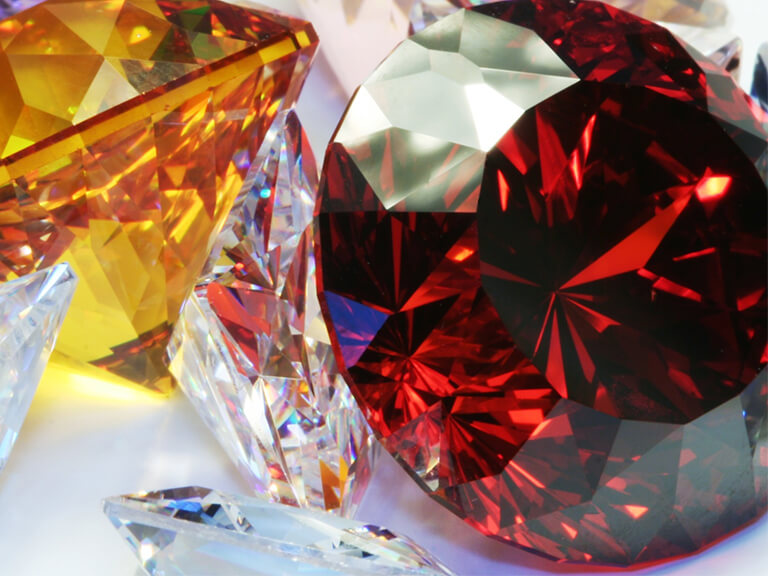 Farb behandelte Diamanten Farb behandelte Diamanten